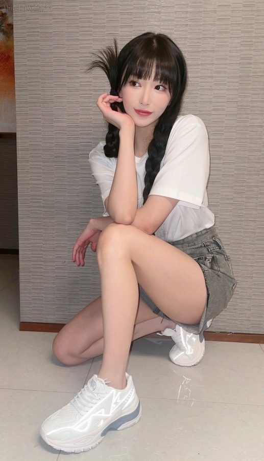 孔雪儿展示年轻圆润光滑的大腿(1/2)