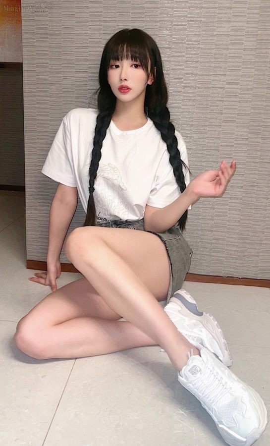 Kong Xueer shows off her young, round and smooth thighs(2/2)