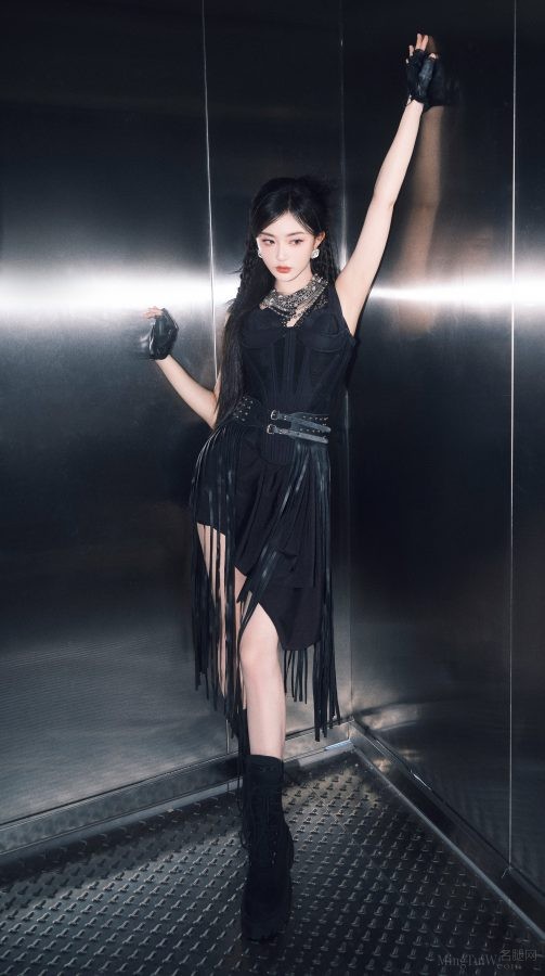 孔雪儿气质魅惑展示穿了靴子的白皙迷人双腿(3/7)
