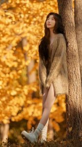孔雪儿在金秋森林里拍写真美腿修长笔直