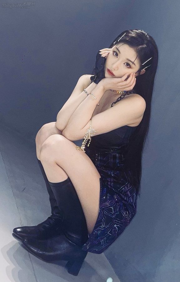 孔雪儿的迷人身姿：低胸短裙和高跟皮靴展示迷人美腿(2/3)