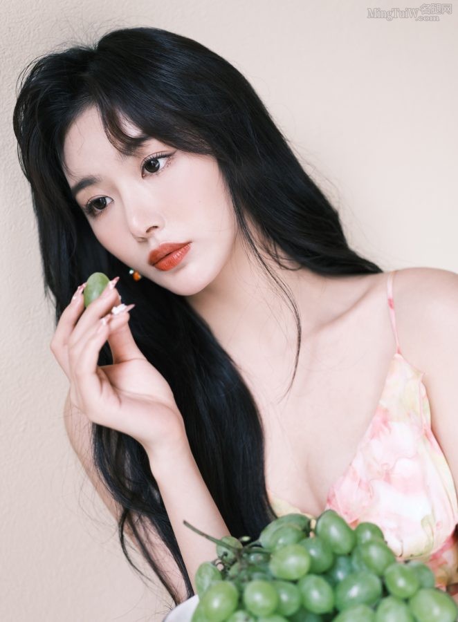 孔雪儿穿吊带低胸裙展示光滑玉腿，绿葡萄配红唇太欲了(4/7)