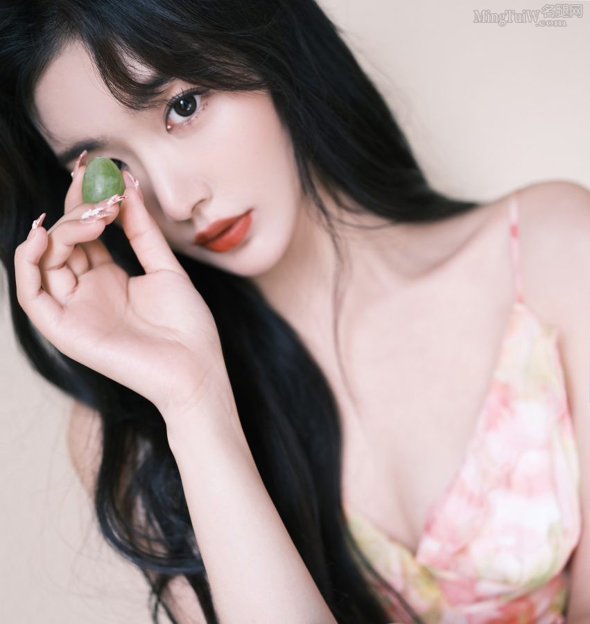 孔雪儿穿吊带低胸裙展示光滑玉腿，绿葡萄配红唇太欲了(5/7)