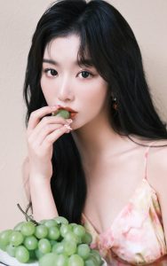 孔雪儿穿吊带低胸裙展示光滑玉腿，绿葡萄配红唇太欲了