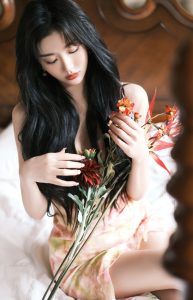孔雪儿穿吊带低胸裙展示光滑玉腿，绿葡萄配红唇太欲了