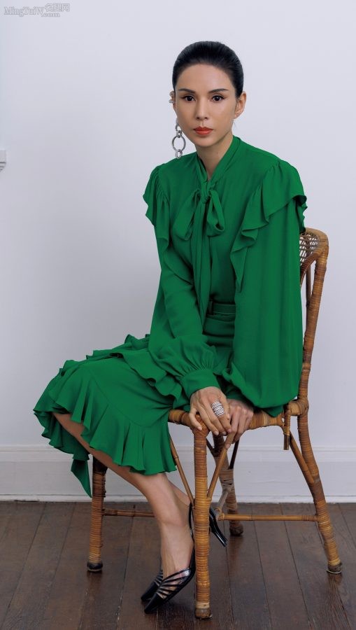 李若彤穿绿裙踩细高跟好细的瘦的腿和脚（第2张/共3张）