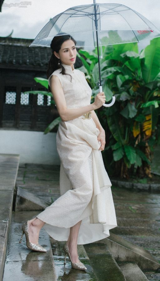 Li Ruotong's mature charm: stepping on stilettos and holding an umbrella, gentle and elegant(1/4)