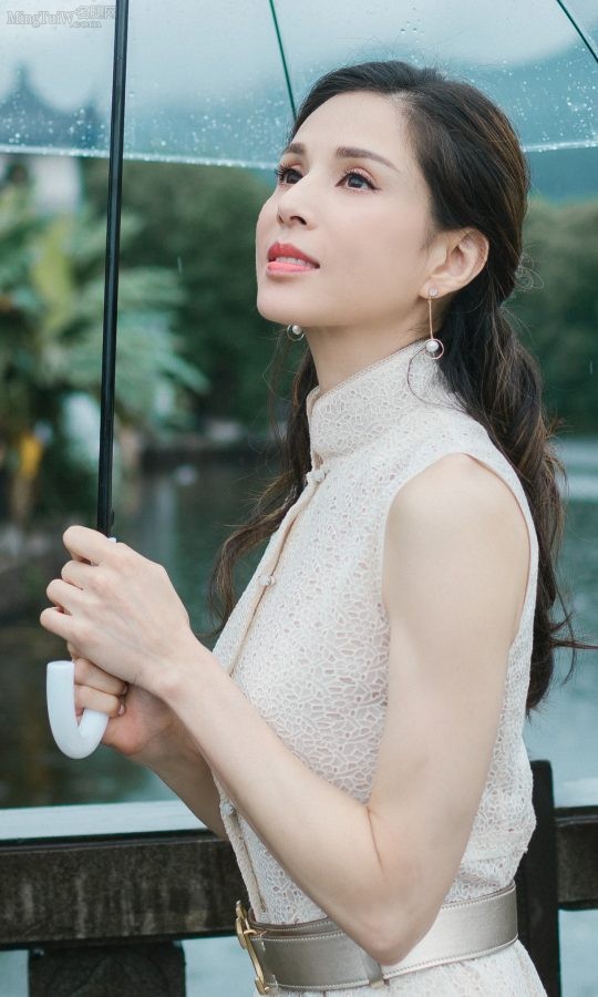 李若彤的成熟韵味：踩细高跟撑雨伞温柔优雅(3/4)