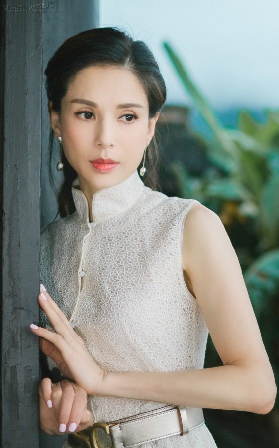 李若彤的成熟韵味：踩细高跟撑雨伞温柔优雅(4/4)