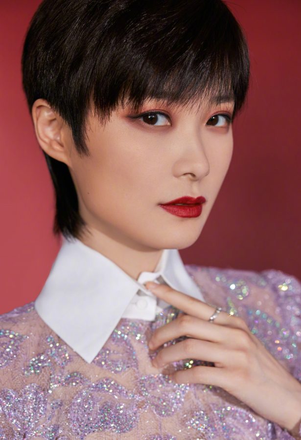 李宇春身穿一条长裙脚踩尖头高跟鞋妩媚亮相(4/4)