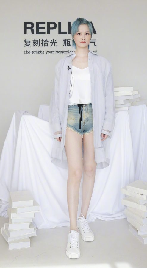 梅森马吉拉品牌活动李宇春穿超短牛仔热裤展露大长腿（第1张/共7张）