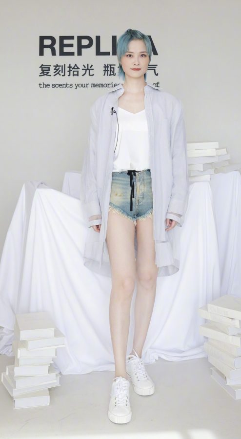 梅森马吉拉品牌活动李宇春穿超短牛仔热裤展露大长腿(1/7)