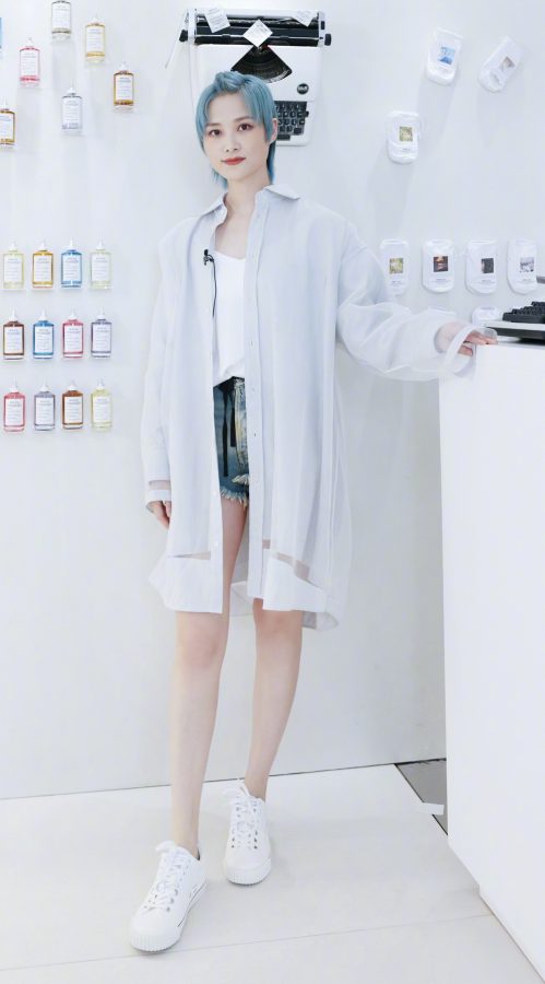 Maison Margiela brand event Li Yuchun showed off her long legs in ultra-short denim hot pants(2/7)