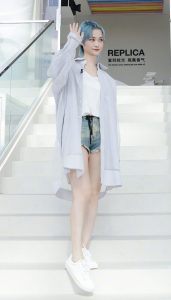 梅森马吉拉品牌活动李宇春穿超短牛仔热裤展露大长腿