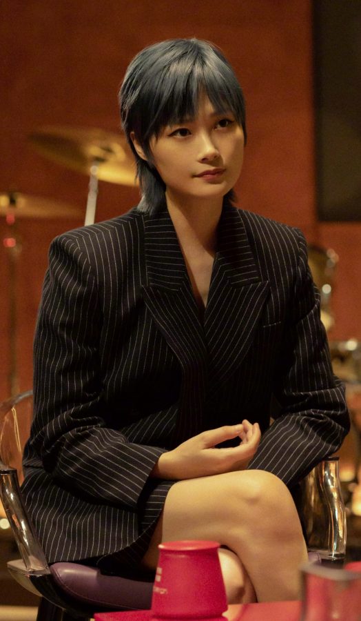Li Yuchun sat on the sofa with his legs crossed(3/3)