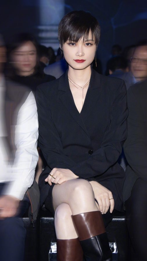 李宇春腿穿长靴参加时尚活动，放大看好像是穿了超薄丝袜(7/7)