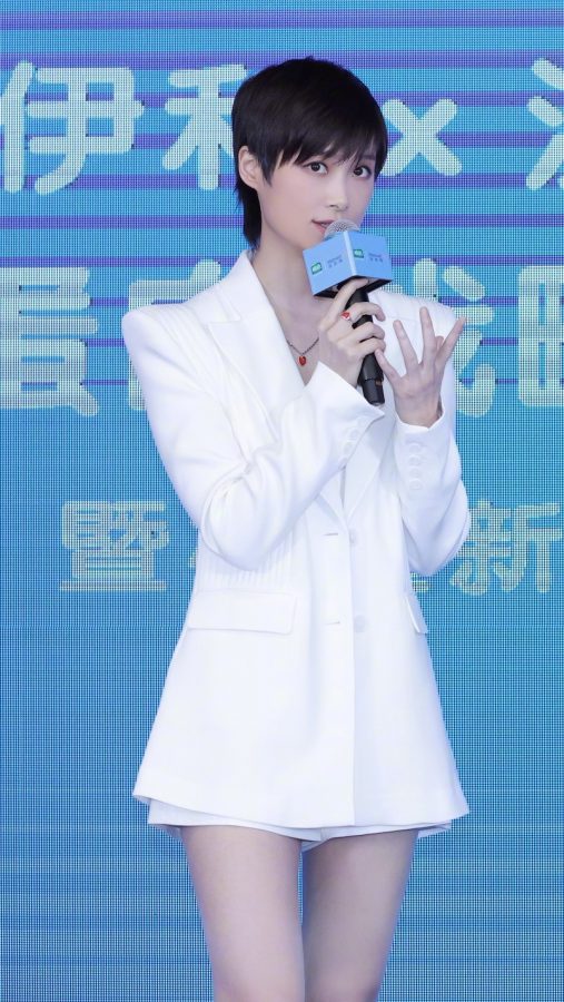 李宇春穿白色西服无裤装亮相化妆品上市仪式(4/5)