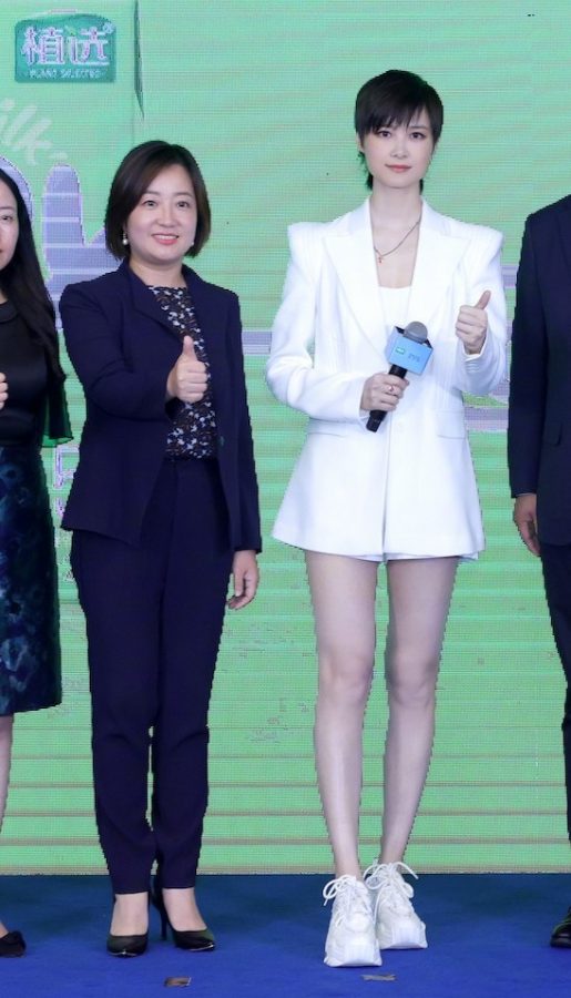 李宇春穿白色西服无裤装亮相化妆品上市仪式(5/5)