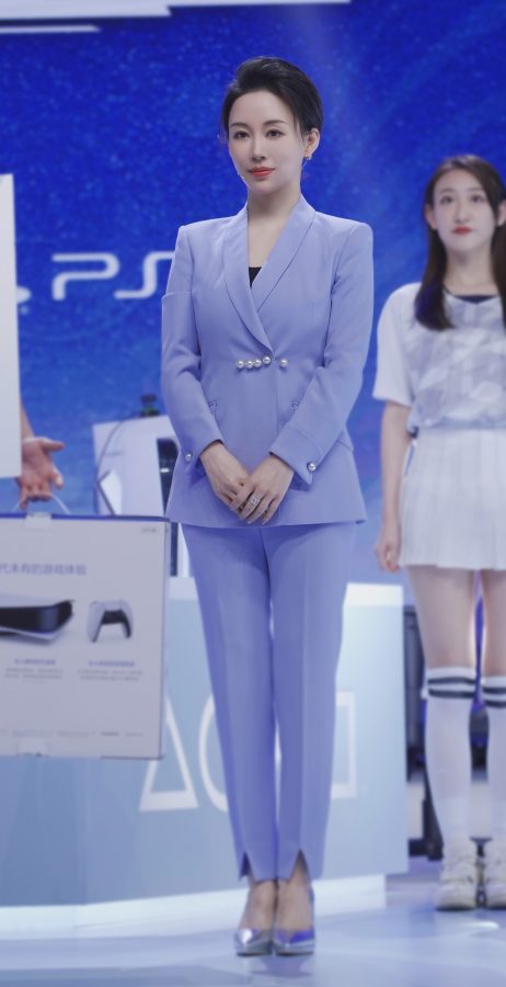 潘晓婷身着蓝色西装踩金属色高跟鞋(2/4)