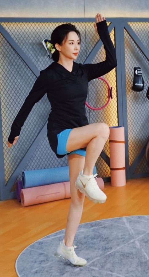 台球美女潘晓婷运动短裤下匀称的美腿（第4张/共4张）