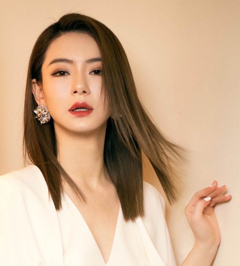 戚薇造型典雅出席化妆品宣传活动，玉腿美足凉高跟散发迷人气场(6/7)