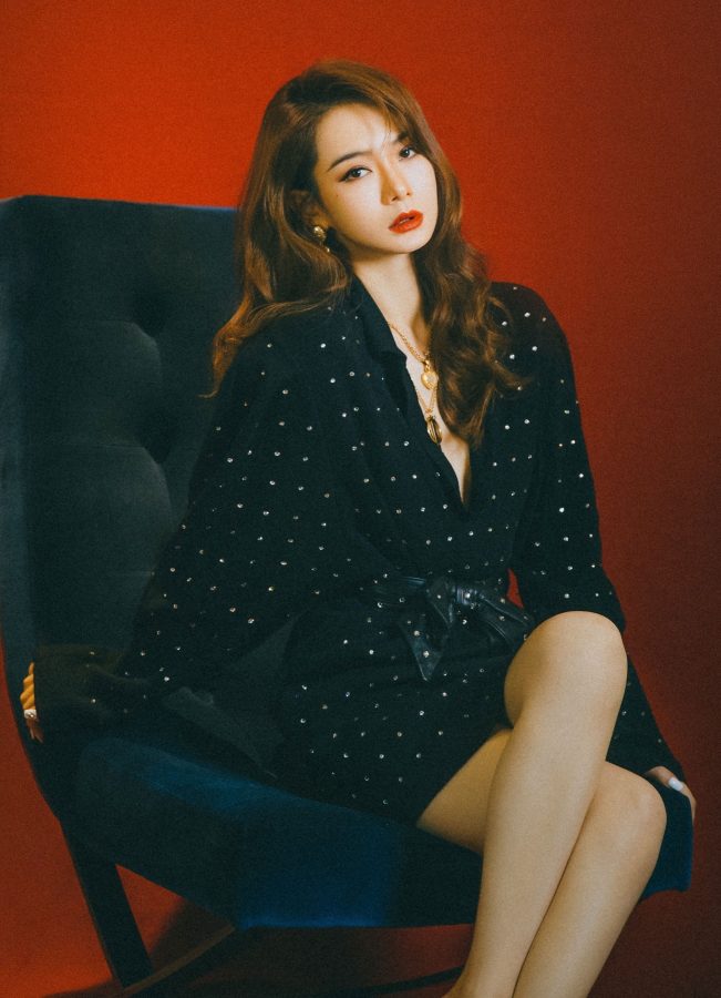 美戚薇短裙光腿美足坐姿写真大片(4/5)