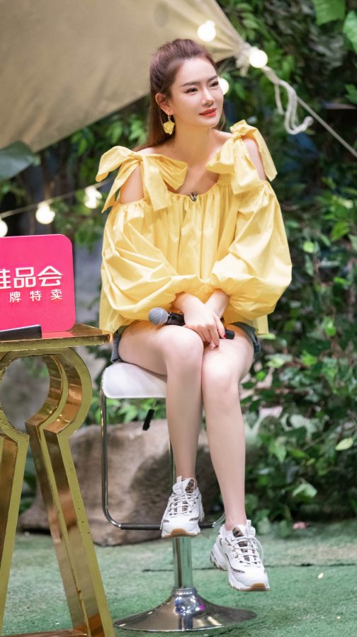 《认真的嘎嘎们》戚薇牛仔热裤漂亮的大腿(2/4)