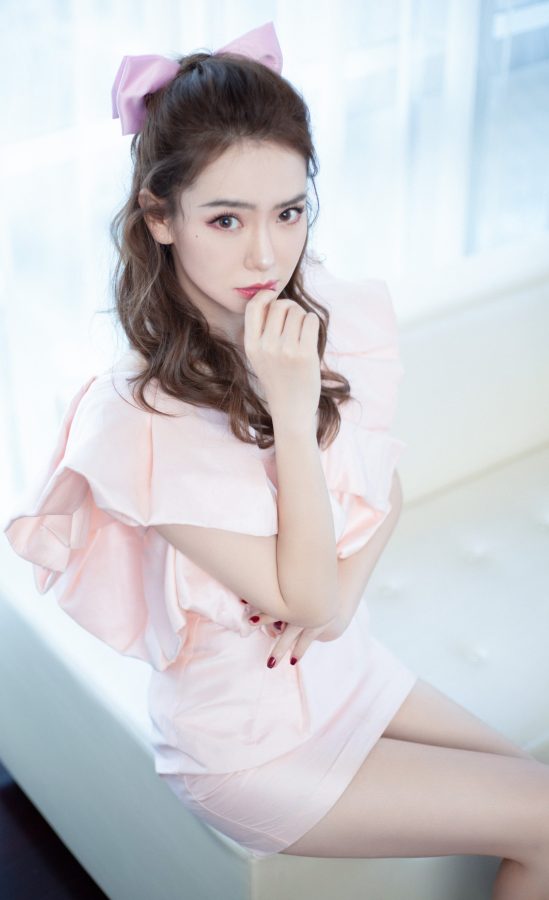 粉色美仙女戚薇光滑匀称的长腿(3/6)