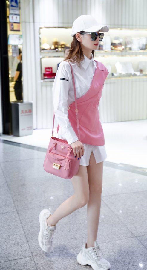 Qi Wei plays with her missing lower body and her beautiful legs are white and smooth(1/4)