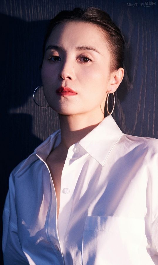 宋佳美腿吸睛，身着白衬衫搭配牛仔迷你裙散发魅力(6/6)