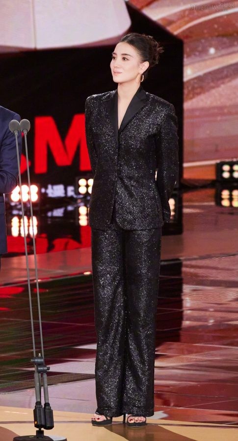 Song Jia appeared at the TV drama ceremony, showing her charming style with red nails and sandals(5/8)
