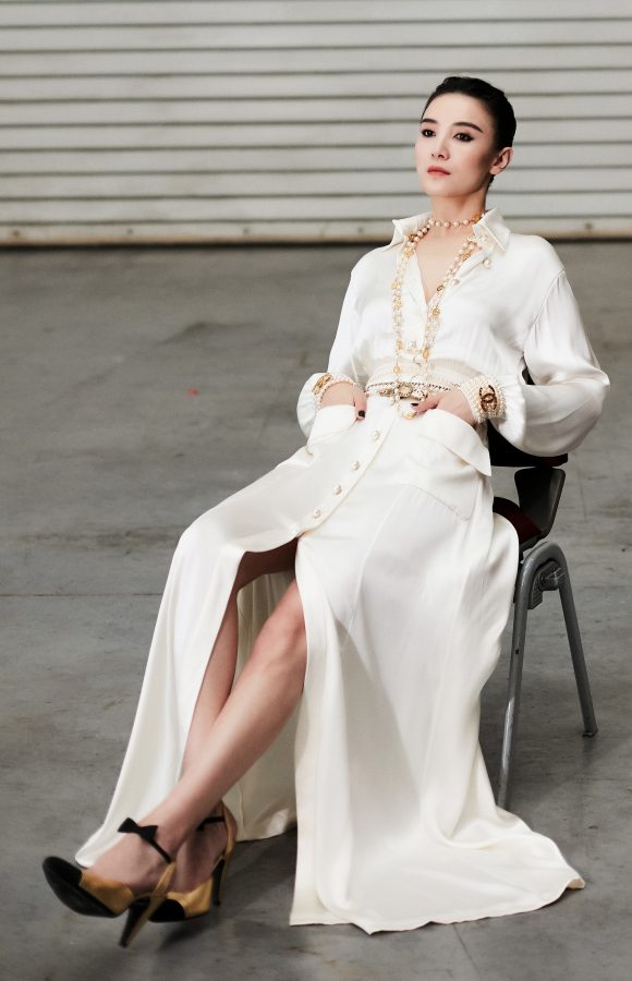 Song Jia wore a white slit and stepped on high heels with elegance(1/2)