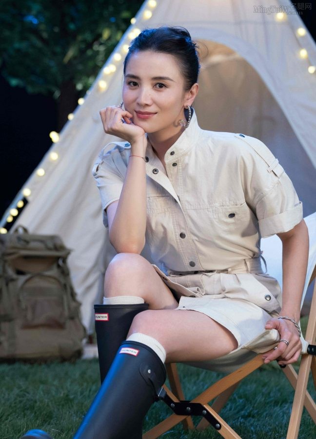 宋佳长靴点缀美腿，与自然亲近的露营体验(2/10)