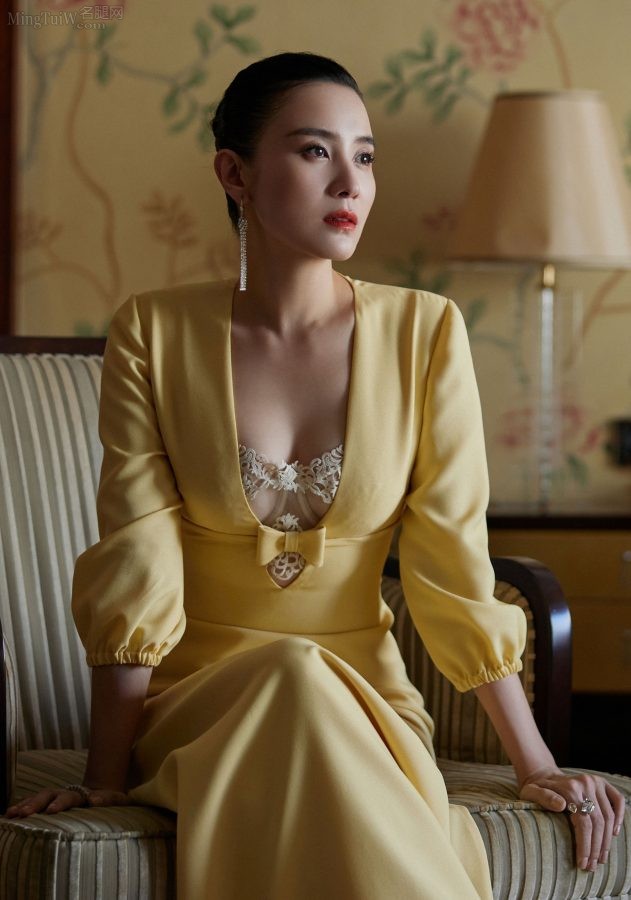 宋佳穿黄色晚礼服内衣外露秀出动人事业线(1/5)