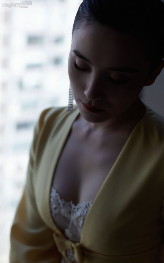 宋佳穿黄色晚礼服内衣外露秀出动人事业线(3/5)