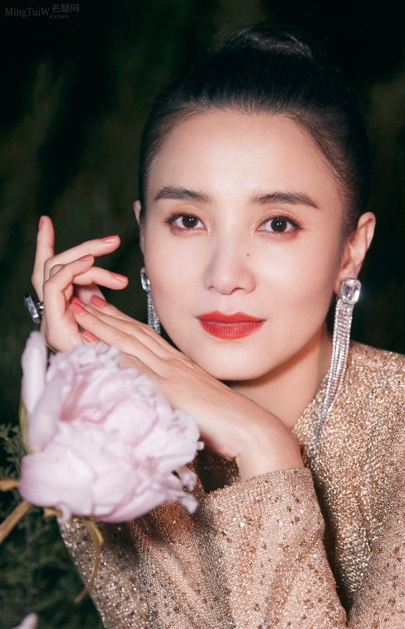 宋佳身穿修身露背长裙，展现迷人的曼妙身段和美丽的双脚(2/4)