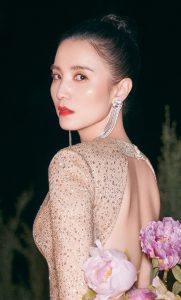 宋佳身穿修身露背长裙，展现迷人的曼妙身段和美丽的双脚