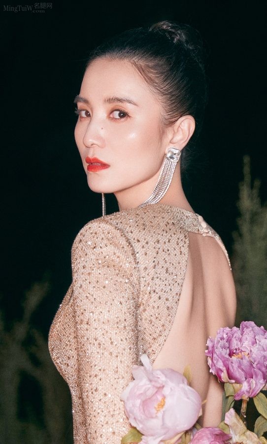 宋佳身穿修身露背长裙，展现迷人的曼妙身段和美丽的双脚（第4张/共4张）