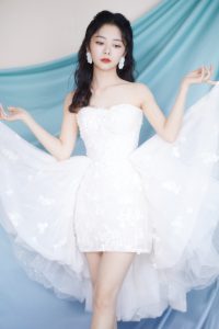 谭松韵身穿一条小白裙甜美又性感