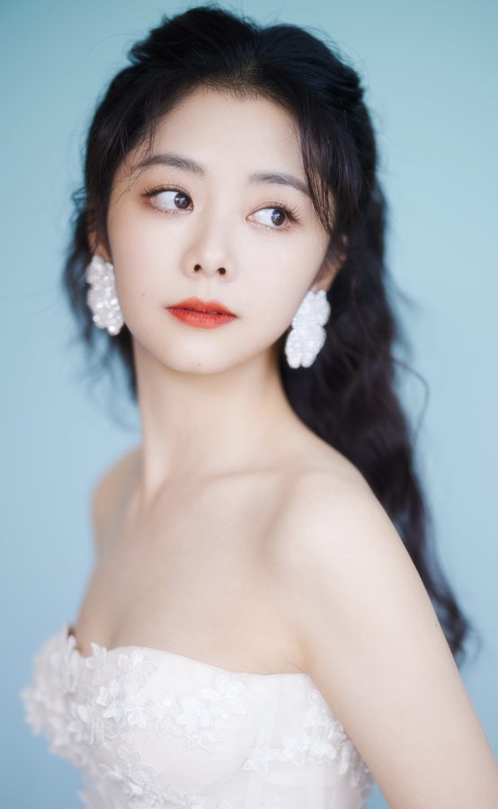 谭松韵身穿一条小白裙甜美又性感(2/4)