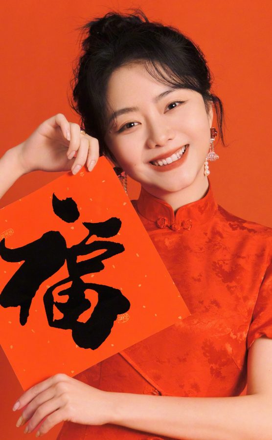 谭松韵穿红色旗袍玉腿纤细喜庆出境(6/7)