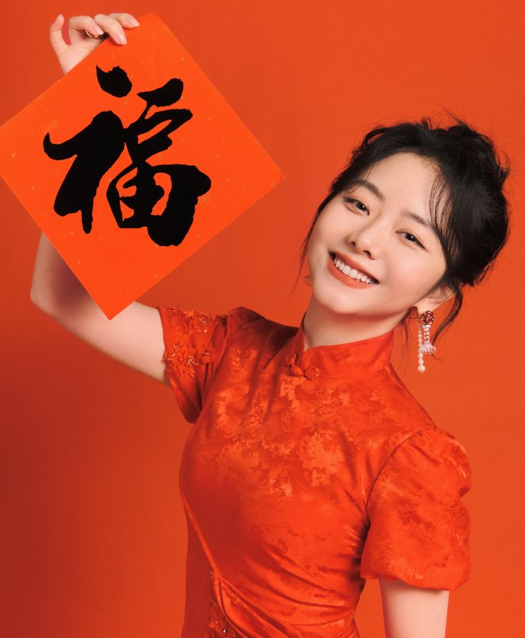 谭松韵穿红色旗袍玉腿纤细喜庆出境(7/7)