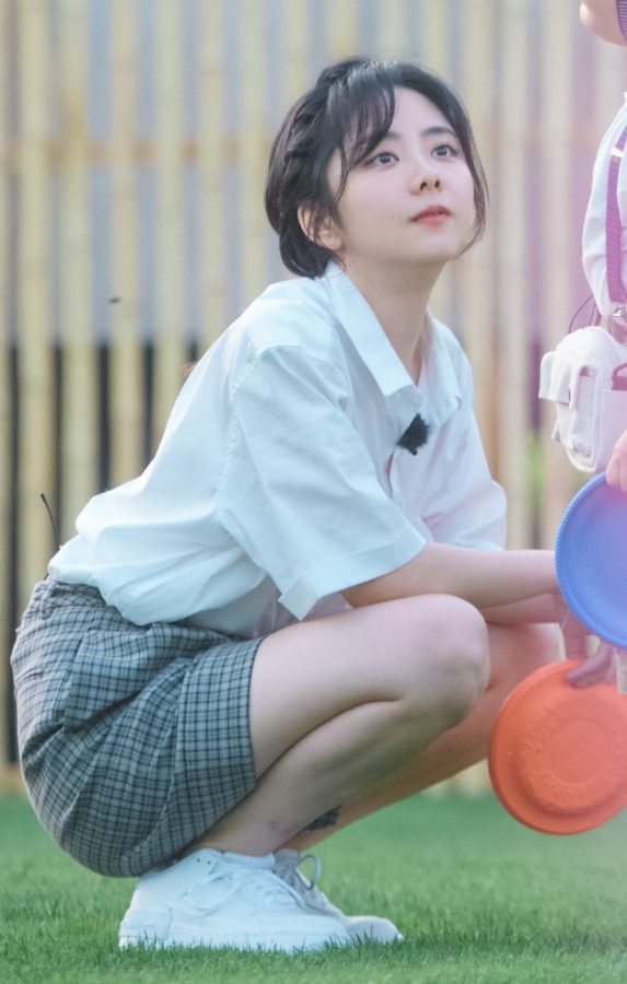 谭松韵草地综艺秀，迷人美腿吸睛无数(6/8)