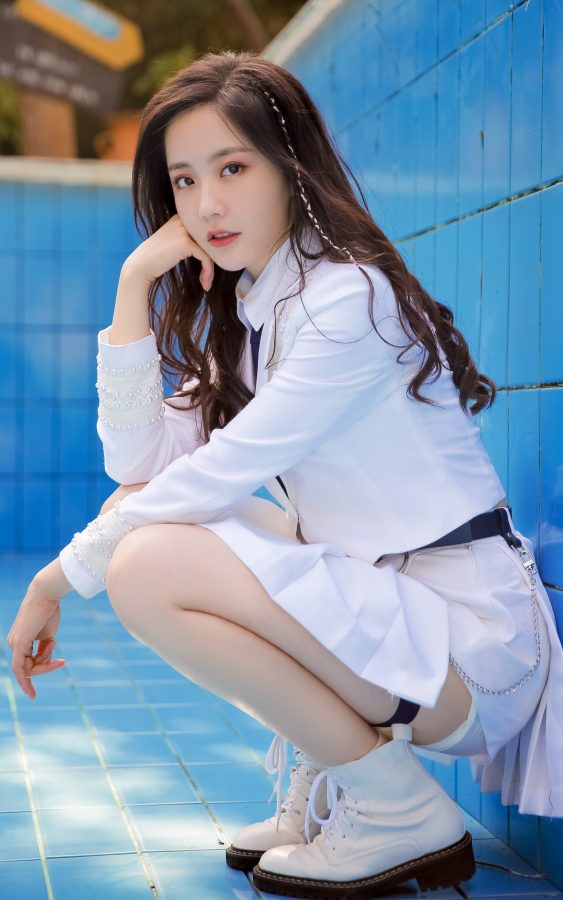 王艺瑾西装小白裙露出白滑的美腿(1/5)