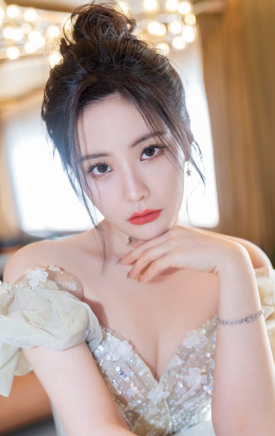 王艺瑾散发迷人魅力，低领长裙突显迷人事业线(1/4)