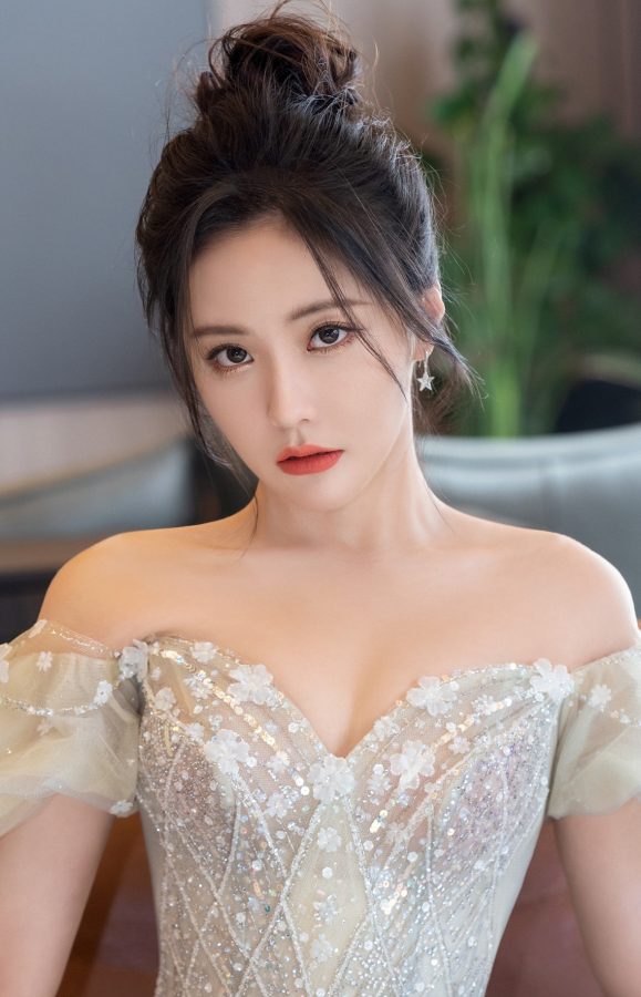 王艺瑾散发迷人魅力，低领长裙突显迷人事业线(3/4)