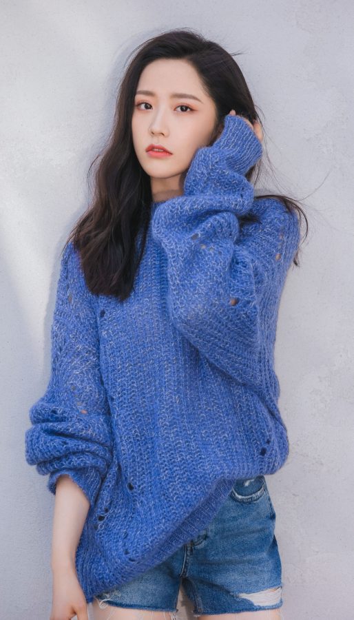 Wang Yijin wears denim hot pants under her blue skirt, and her beautiful thighs under her denim hot pants(4/4)