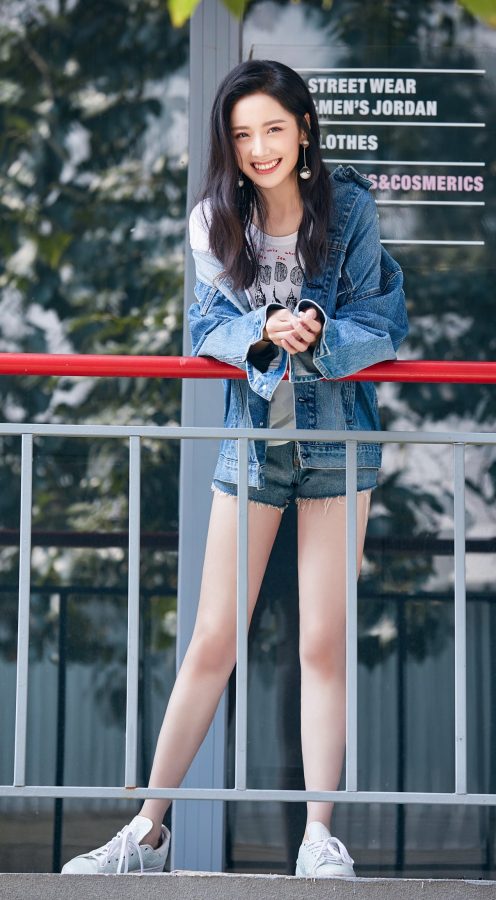 女歌手王艺瑾穿牛仔热裤秀出白皙少女腿(1/6)