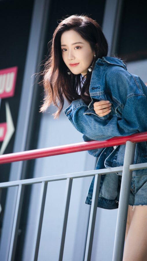 女歌手王艺瑾穿牛仔热裤秀出白皙少女腿(3/6)