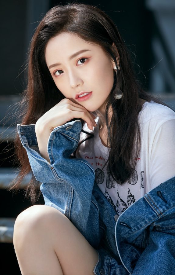 女歌手王艺瑾穿牛仔热裤秀出白皙少女腿(5/6)